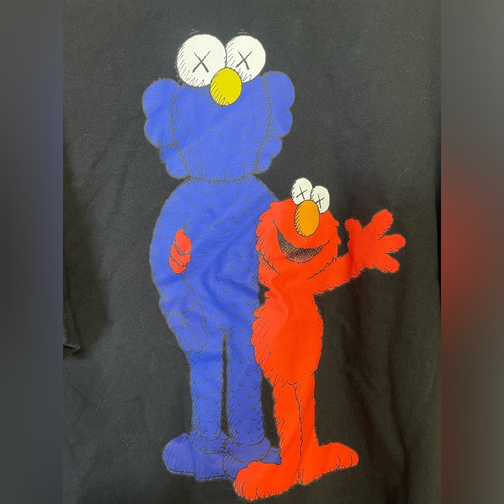 Uniqlo Kaws Sesame Street Elmo Glover Short Sleeve Black T-Shirt Size S - Picture 2 of 4